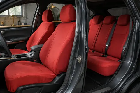 Housses de siège auto rouges en polyester installées sur les sièges avant et la banquette arrière