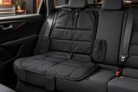 Housse noire rembourrée installée sur la banquette arrière d’une voiture à l’intérieur anthracite.