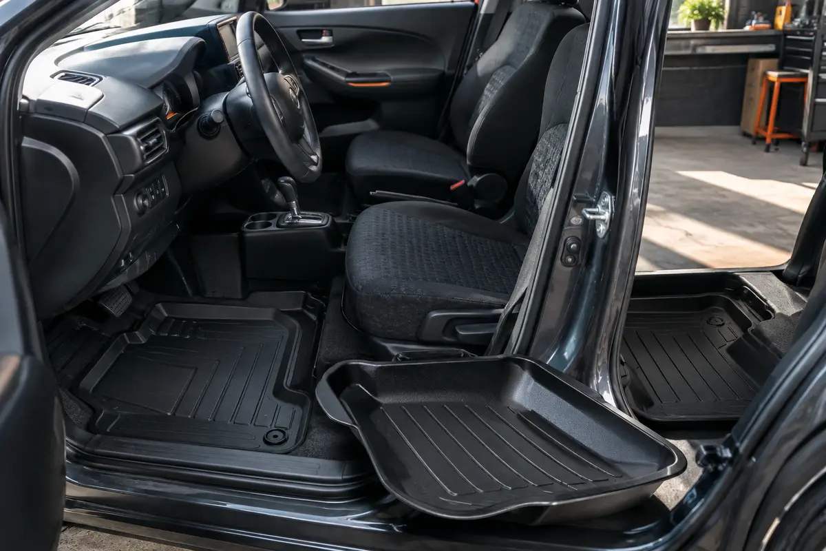 Jeu de trois tapis de sol noirs en TPE à rebords hauts, ajustés à l’habitacle d’une Toyota iQ.