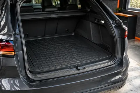 Tapis de coffre Sakura noir en caoutchouc, texturé et recoupable, posé dans le coffre d’une voiture