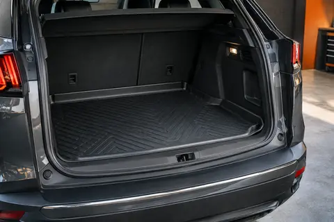 Bac de coffre noir en caoutchouc avec rebords hauts, installé dans le coffre d’un SUV.