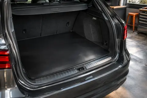 Tapis de coffre noir antidérapant TRIBURG posé dans le coffre d’une voiture anthracite