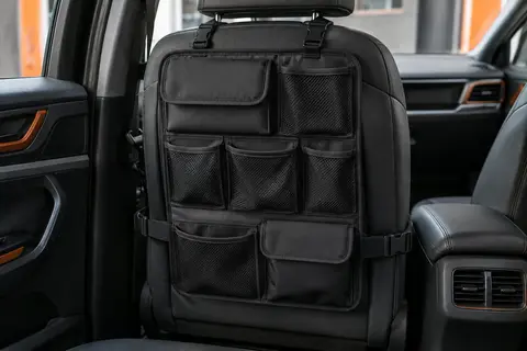 Organiseur auto noir à huit poches en maille fixé au dos d’un siège avant